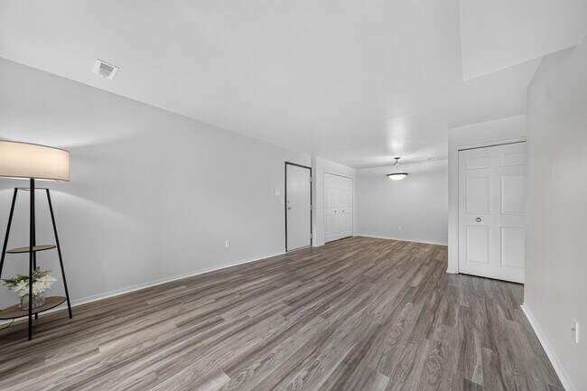 Amplia sala de estar y comedor en los apartamentos Woodland Villa en Westland, Michigan. - Woodland Villa Apartments