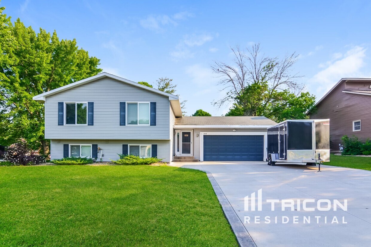 Foto principal - 7030 Sherwood Rd
