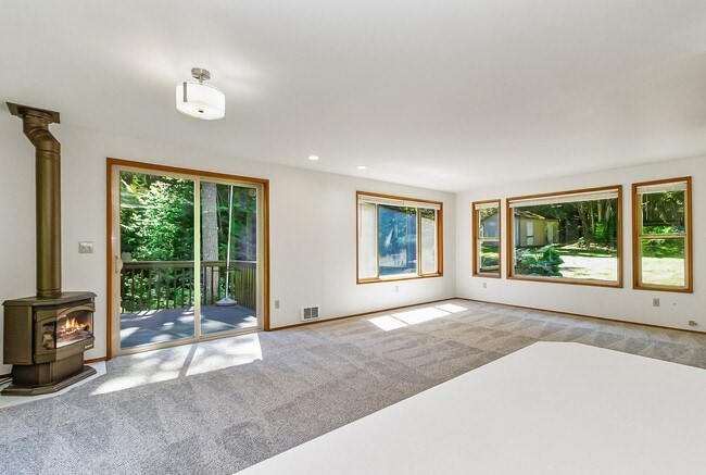 Building Photo - Home on Acreage with Mountain views