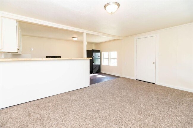 Building Photo - 2 Bed 1 Bath House in the Heart of Danbury!