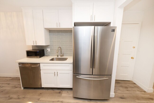 Foto del edificio - Spacious 1BR/1BA condo with patio and parking! Lake Murray Area $2195.00