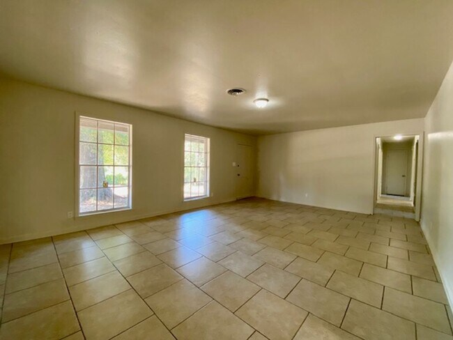 Foto del edificio - 3 Bedroom 1.5 Bath in Country Club Hills N...