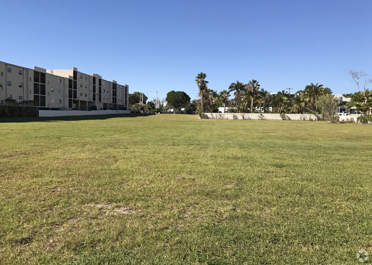 La Clara Apartments in West Palm Beach, FL