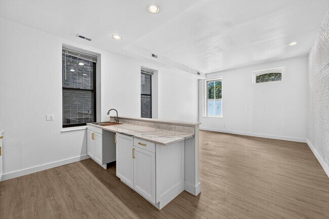 Foto del edificio - 1704 S Tucker Blvd