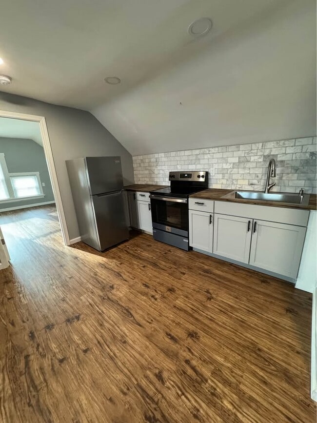 Building Photo - 2600 Melrose Ave