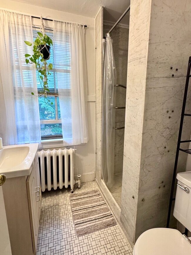 Foto del edificio - NO FEE!!! HT/HW INCLUDED! 3 BED/2 BATH ON BRIGHTON/BROOKLINE LINE FOR SEPT 1