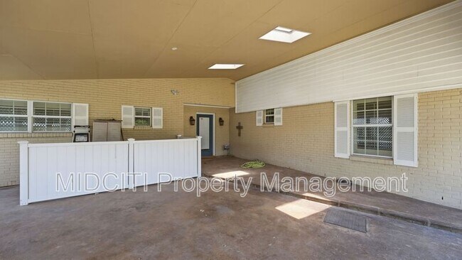 Building Photo - 156 Trelawney St