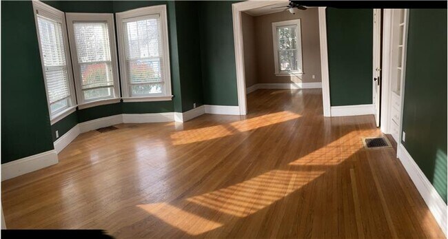 Building Photo - 102 Pond St