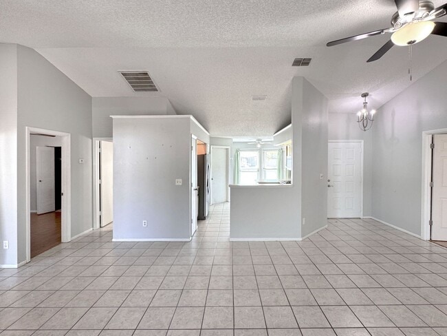 Building Photo - Two-Bedroom Home with Fenced Yard in Winte...