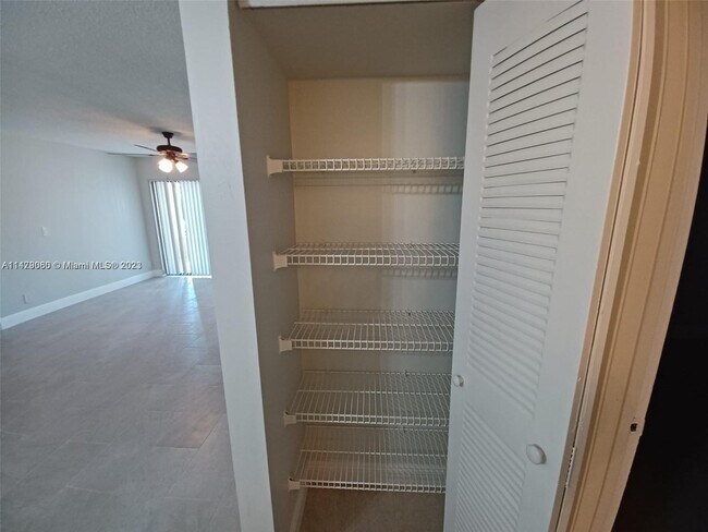 Building Photo - 9999 Summerbreeze Dr