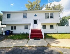 Building Photo - 4 Thoroughbred Ln