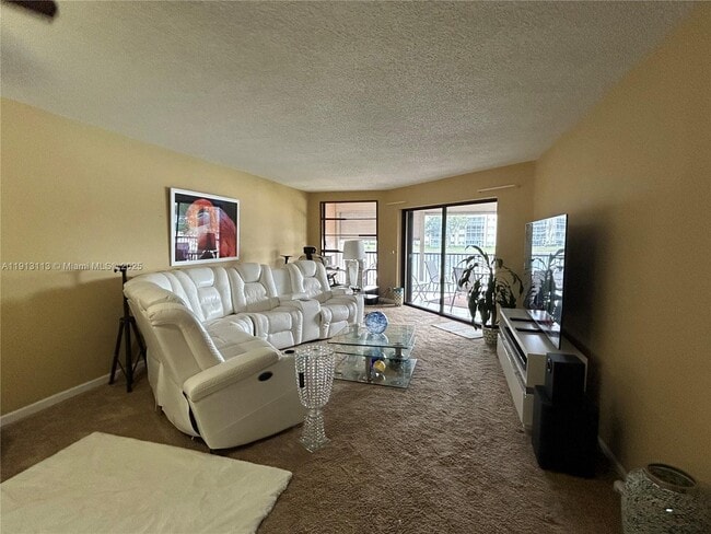 Foto del edificio - 7338 Fairfax Dr