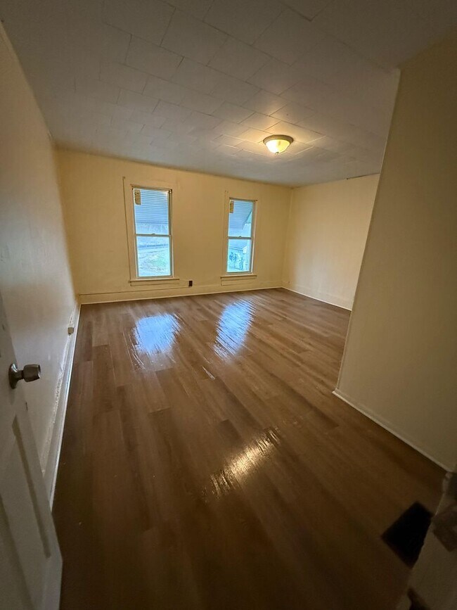 Foto del edificio - 3 bedroom house fenced yard