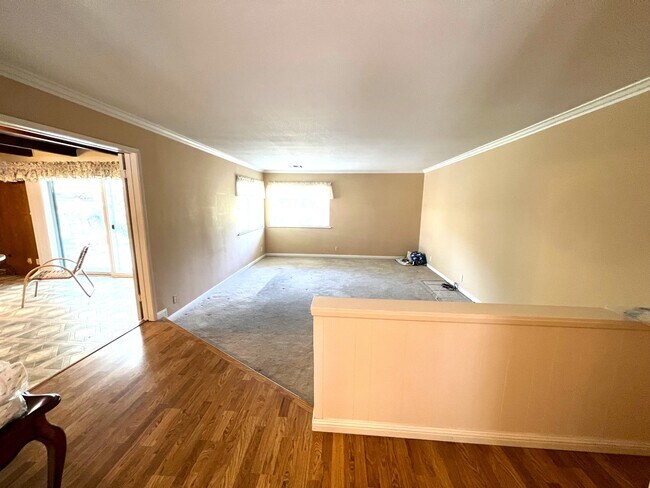 Building Photo - 1050 W La Deney Dr