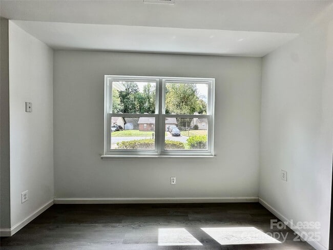 Building Photo - 5415 Amado St
