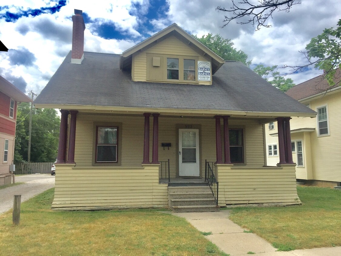 Primary Photo - 4 Bedroom House Across from EMU! Available...