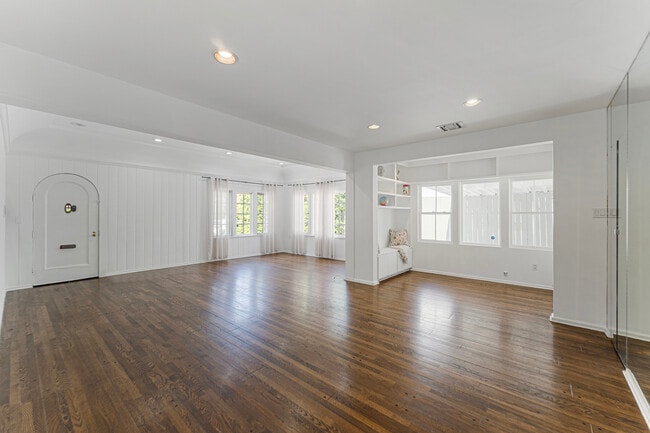 Building Photo - 332 S Crescent Dr