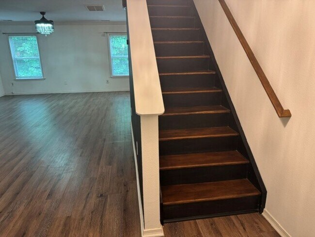 Building Photo - Nice 3/4 bedroom home