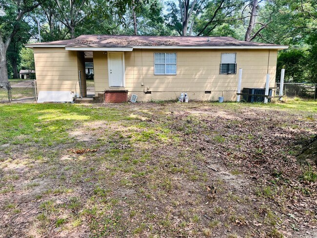 Foto del edificio - 3145 Woodview Dr