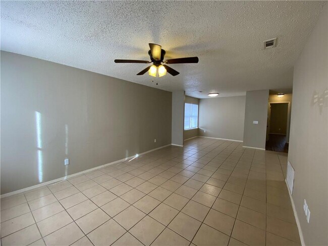 Building Photo - 658 W Martha Dr