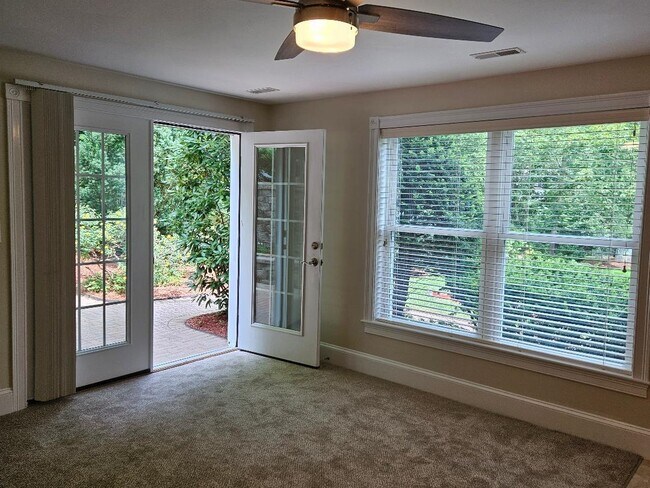 Foto del edificio - 116 E Broadway