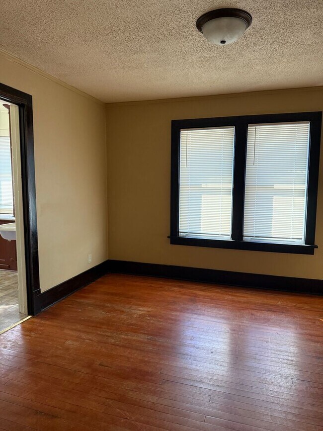 Foto del edificio - 1231 W College Ave