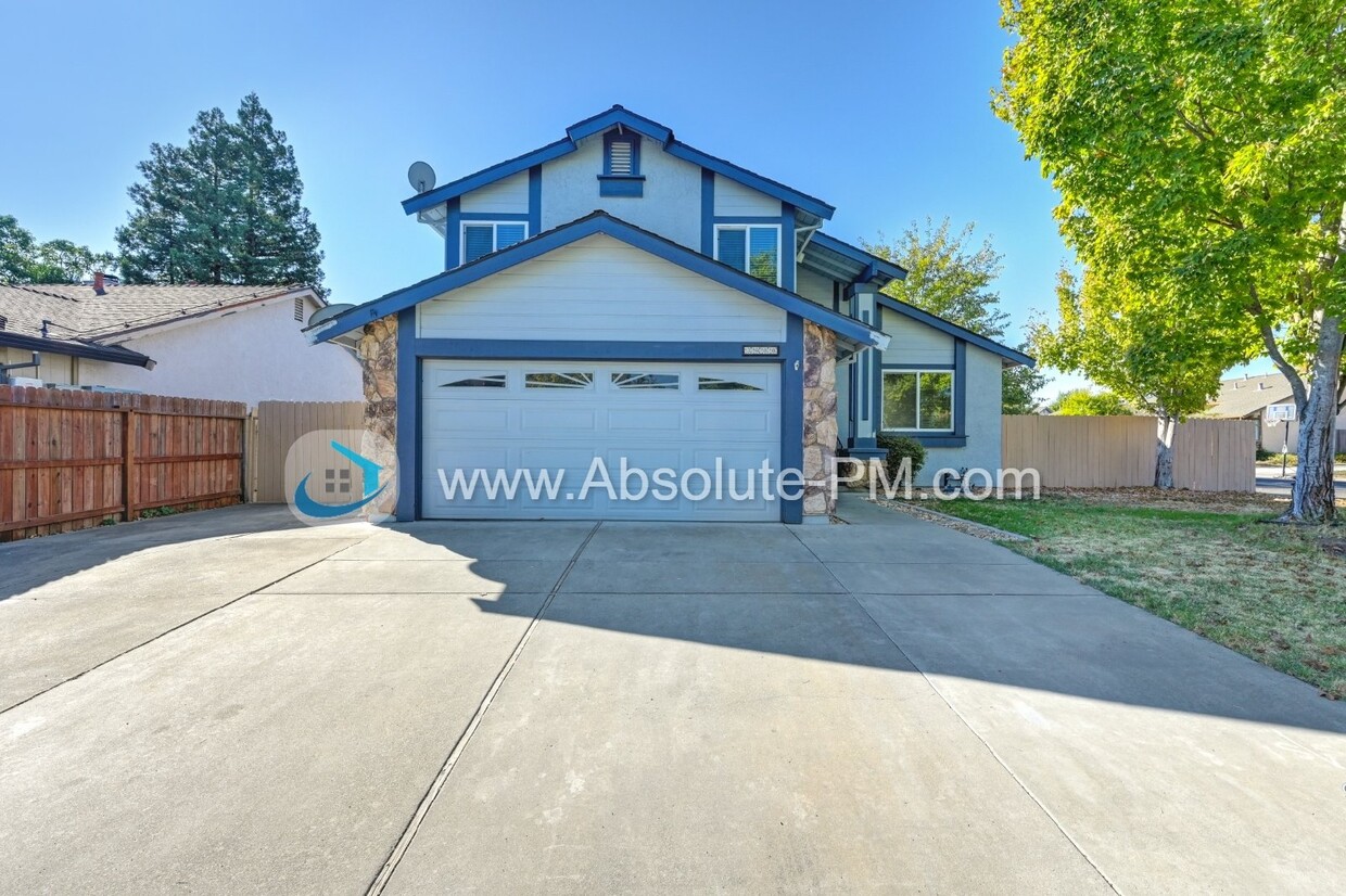 Foto principal - Amazing 4 Bed / 3 Bath Home in the Highly ...