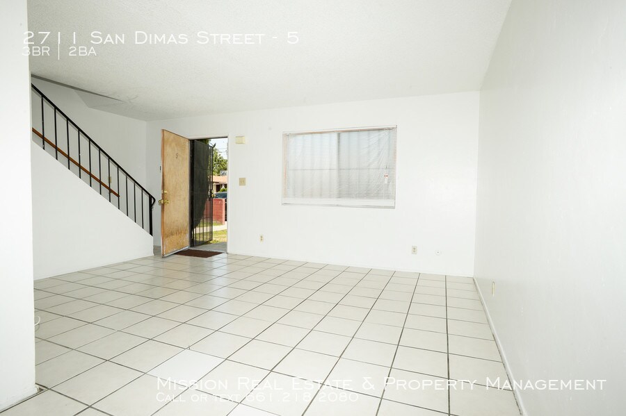 Primary Photo - 2711 San Dimas St
