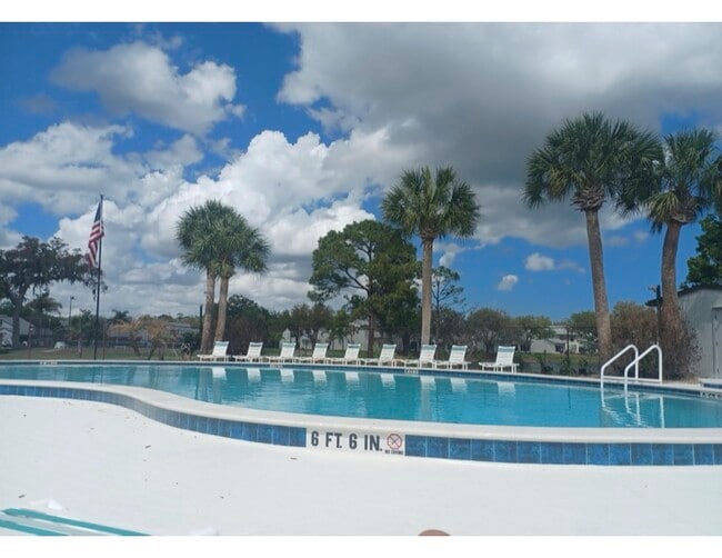 Foto del edificio - 2250 Candlewood Ln E