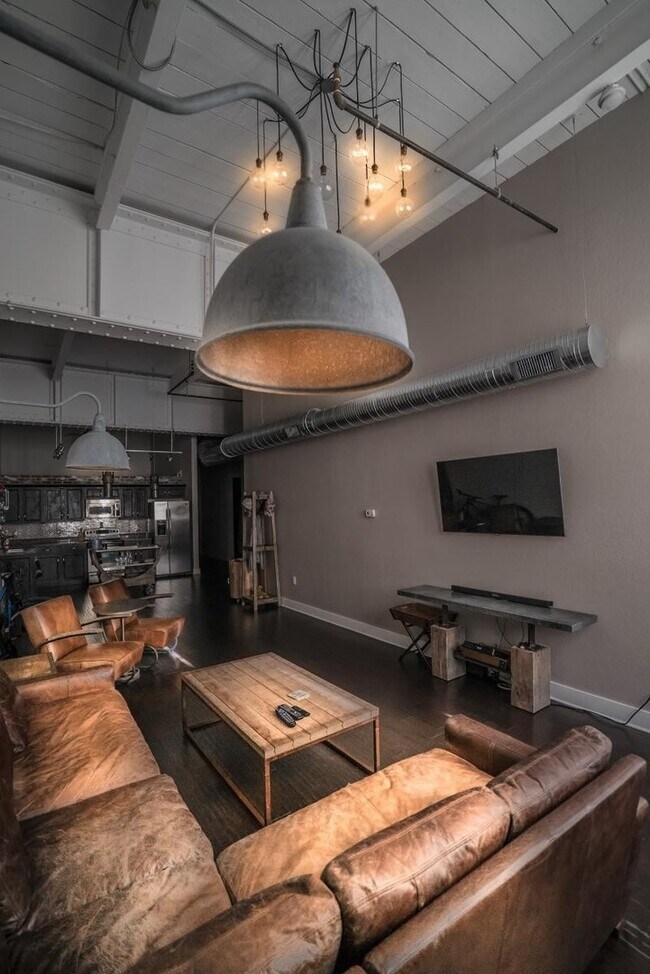Foto del edificio - Beautiful 2 bedroom/2 bathroom loft with e...