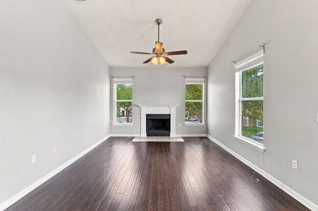 Foto del edificio - Absolutely Stunning 3 BR/2 BA/2 Car Garage Condo in gorgeous Gated New Tampa resort style community.