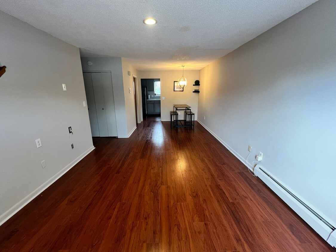 Primary Photo - Updated 2 Bedroom In The Coveted Chateau W...