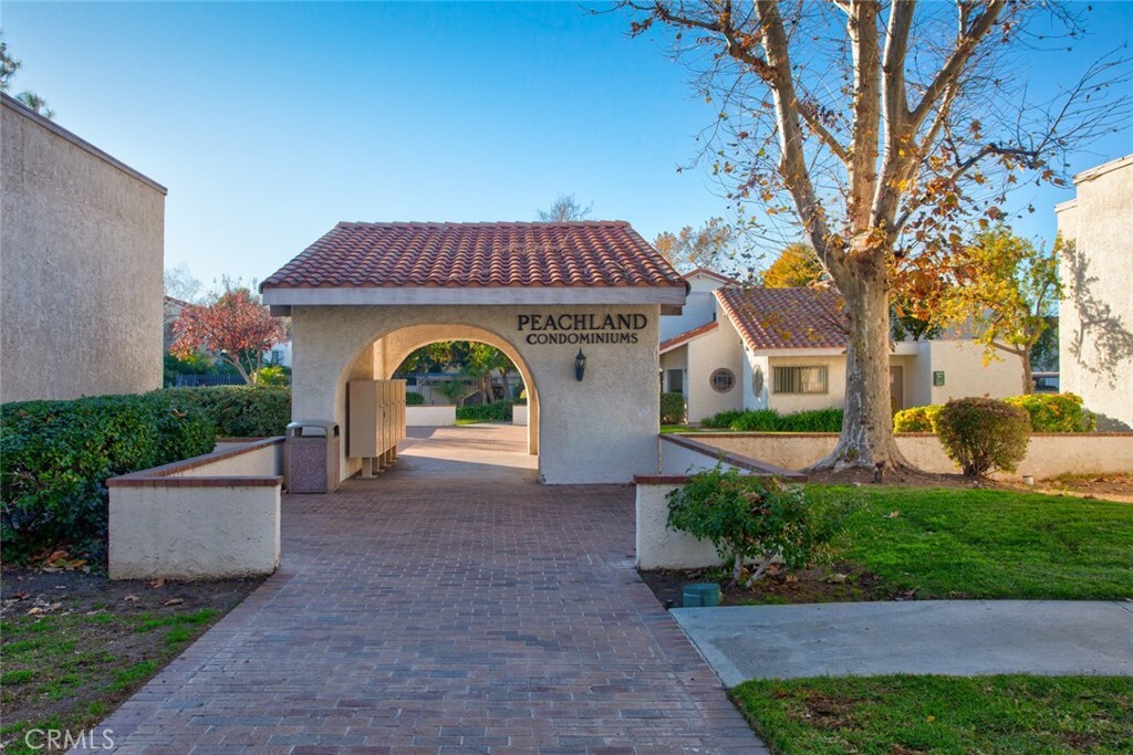Foto principal - 25015 Peachland Ave