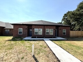 Building Photo - 919 S.Franklin Dr