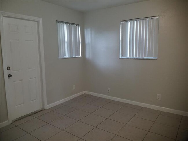 Building Photo - 418 NW 13th Ave