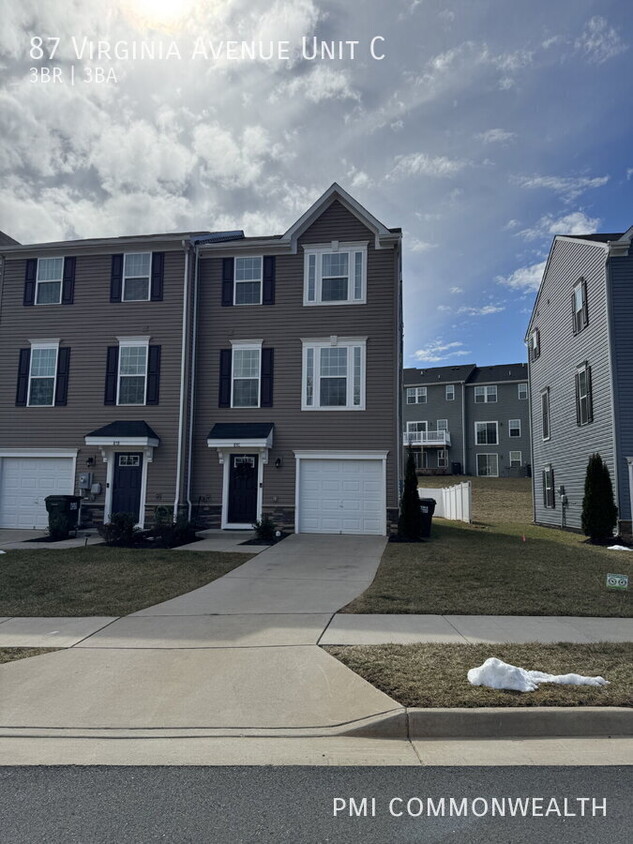 Foto principal - 3 bed/2.5 bath townhouse (available June 1...