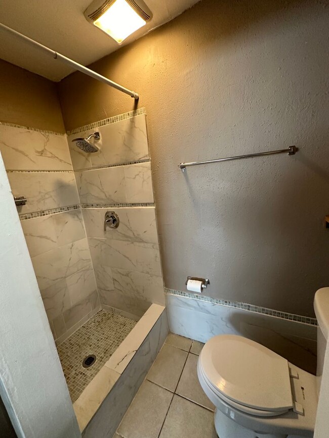 Building Photo - 1 Bedroom 1 Bath duplex in Roseville!