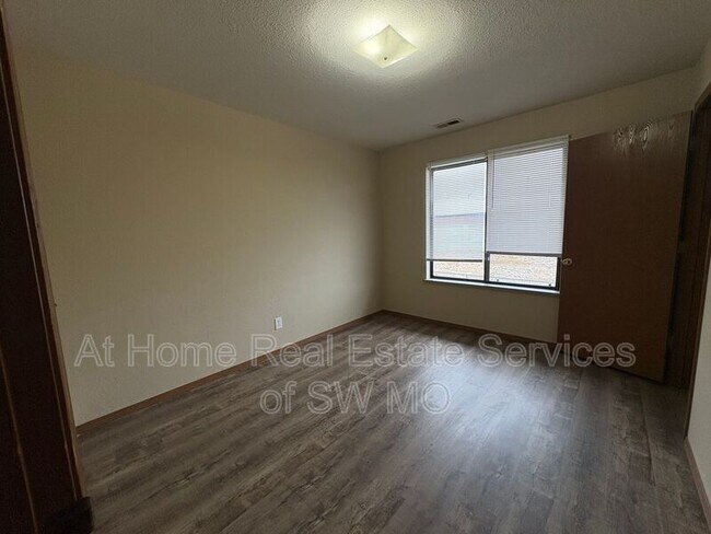 Foto del edificio - 729 E Bain St