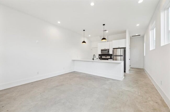 Building Photo - 316 N Everton St