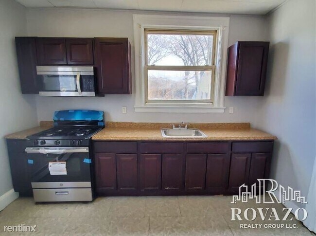 Building Photo - 3 br, 1 bath  - 70 Eaton Pl # 5