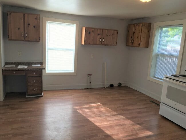 Building Photo - 124 Cottage St