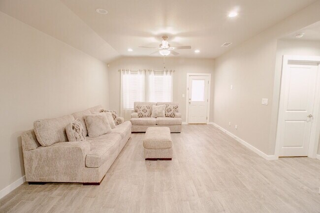 Building Photo - "Charming 3-Bed, 2-Bath Oasis in Lubbock – Spacious 1,489 Sq Ft Haven!"