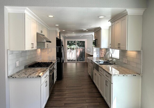Foto del edificio - Beautiful and spacious 4 Bed/ 2.5 Bath/ 2,...