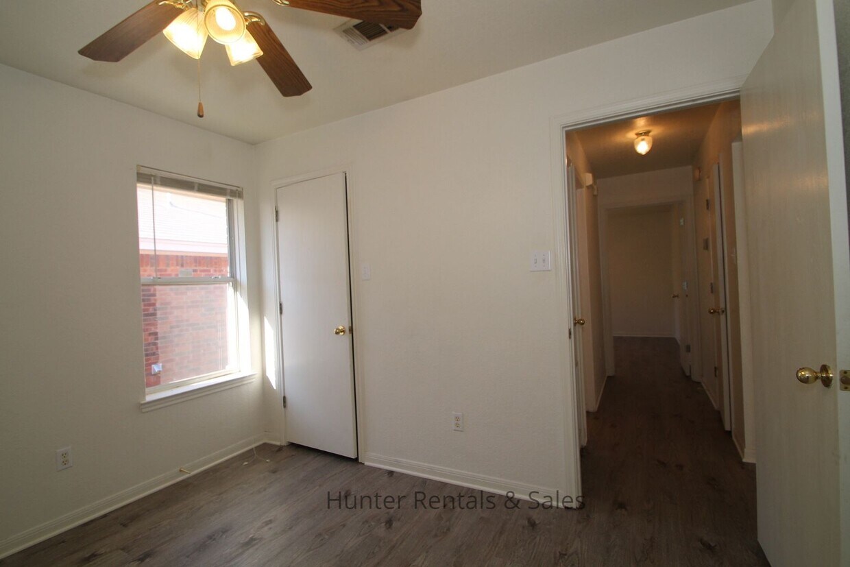 Foto principal - 921 Rosewood Dr