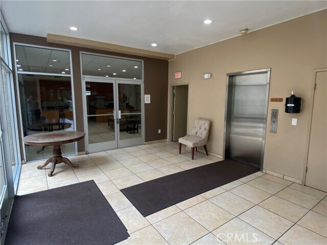 Foto del edificio - 5325 Newcastle Ave