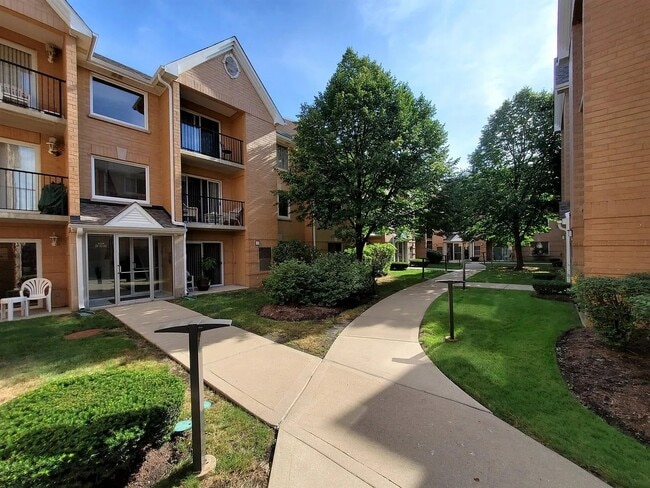Building Photo - 8700 W Evelyn Ln