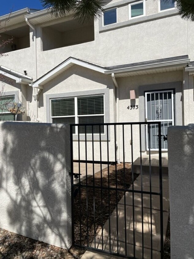 Primary Photo - Beautiful large 3 bedroom Cheyenne Mountai...