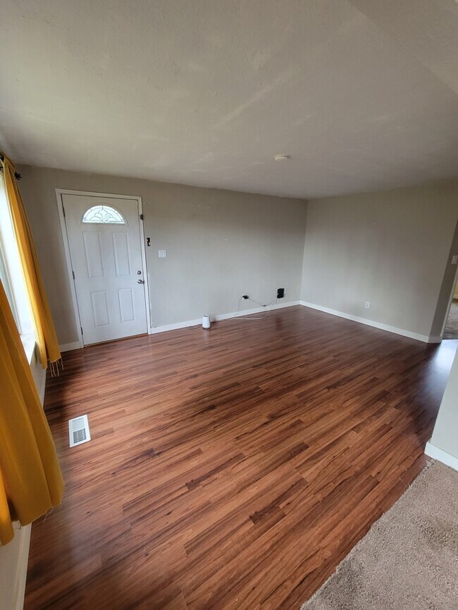 Foto del edificio - N Tacoma home 3bdr 1 car garage w/ Large F...