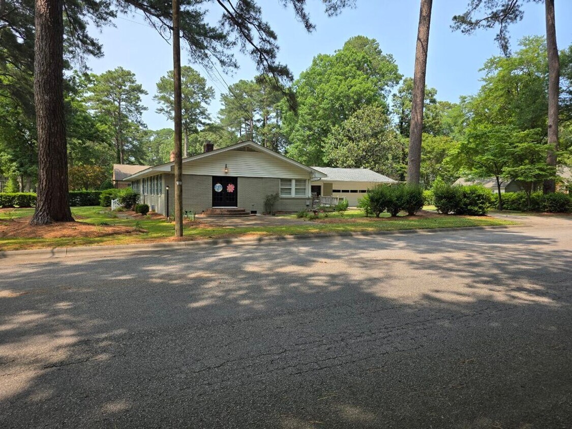 Building Photo - 1100 Robin Hill Rd NW