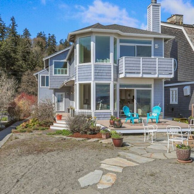 Foto del edificio - Spectacular Water Front Home With a Short Term  Lease to Start!